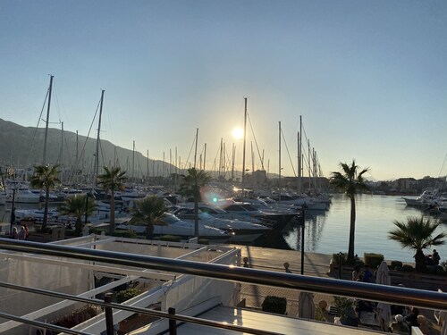 Modern apartment with pool that sleeps up to 3 people 400m from the sandy beach.