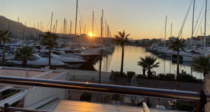 Modern apartment with pool that sleeps up to 3 people 400m from the sandy beach.