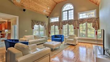 Smart TV, lareira, pebolim, mesa de pingue-pongue