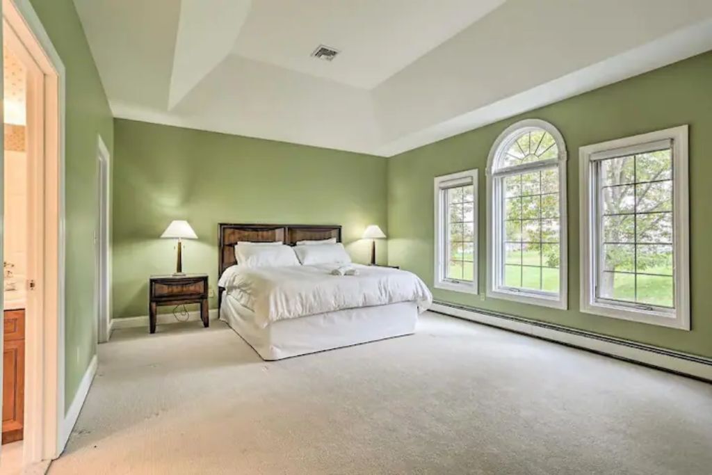 7 soverom, skrivebord, strykejern/-brett og reiseseng for barn