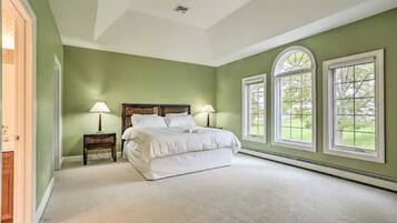 7 soverom, skrivebord, strykejern/-brett og reiseseng for barn