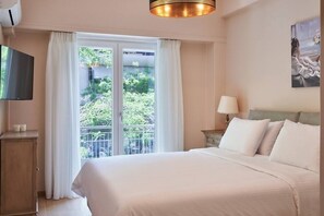 2 habitaciones, escritorio y tabla de planchar con plancha 