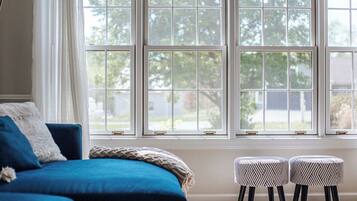 TV connectée, baby-foot, table de tennis de table, livres