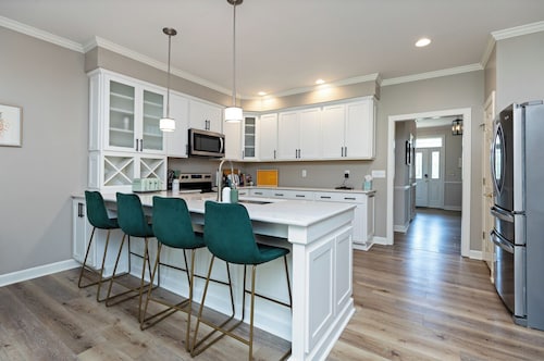 Fire Pit+Hot Tub+Game Room, family-friendly, close to skiing at Wintergreen