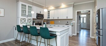 Fire Pit+Hot Tub+Game Room, family-friendly, close to skiing at Wintergreen