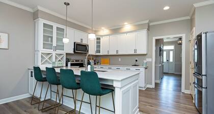 Fire Pit+Hot Tub+Game Room, family-friendly, close to skiing at Wintergreen