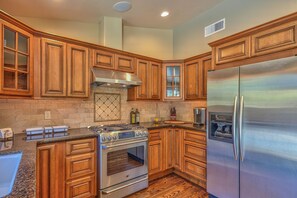 Fridge, microwave, oven, stovetop - Monterey Bay Cozy Charmer (Del Rey Oaks)