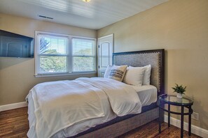 3 bedrooms, iron/ironing board, free WiFi, bed sheets - Monterey Bay Cozy Charmer (Del Rey Oaks)