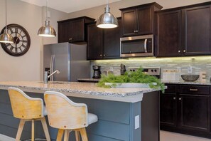 Réfrigérateur, four à micro-ondes, un four, surface de cuisson