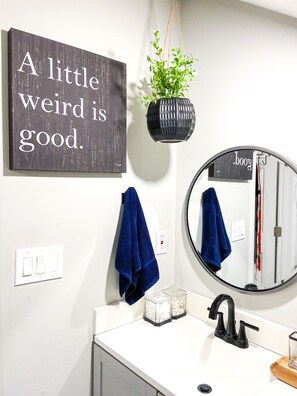 Een douche, een haardroger, handdoeken, zeep