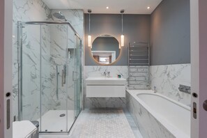 Apartment (2 Bedrooms) | Badezimmer | Kostenlose Toilettenartikel, Haartrockner, Fußbodenheizung (Badezimmer)