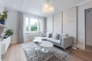 公寓 (2 Bedrooms) | 起居区 | 电视