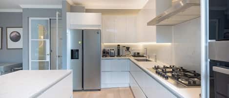 公寓 (2 Bedrooms) | 私人廚房 | 雪櫃、微波爐、焗爐、爐具