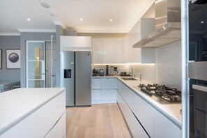 Appartement (2 Bedrooms) | Cuisine privée | Réfrigérateur, micro-ondes, four, plaque de cuisson