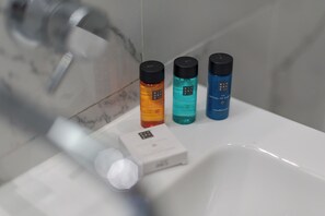 Apartment (2 Bedrooms) | Badezimmerausstattung | Kostenlose Toilettenartikel, Haartrockner, Fußbodenheizung (Badezimmer)