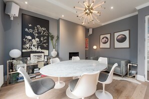 Apartment (2 Bedrooms) | Essbereich im Zimmer