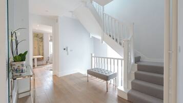 Apartment (2 Bedrooms) | Staircase