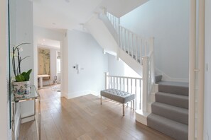 Apartment (2 Bedrooms) | Staircase