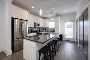 Fridge, microwave, oven, stovetop - 10 Mins To Broadway - Music City Modern Townhome (Nashville)