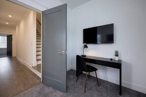 Interior - 10 Mins To Broadway - Music City Modern Townhome (Nashville)