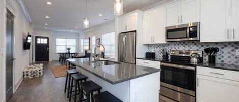 Frigorífico, microondas, horno y placa de cocina