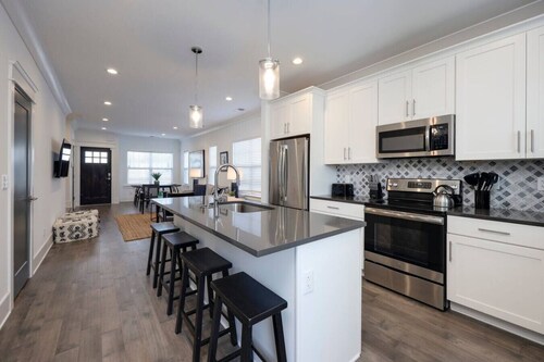 10 Mins To Broadway - Music City Modern Townhome