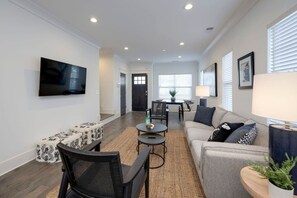 TV - 10 Mins To Broadway - Music City Modern Townhome (Nashville)