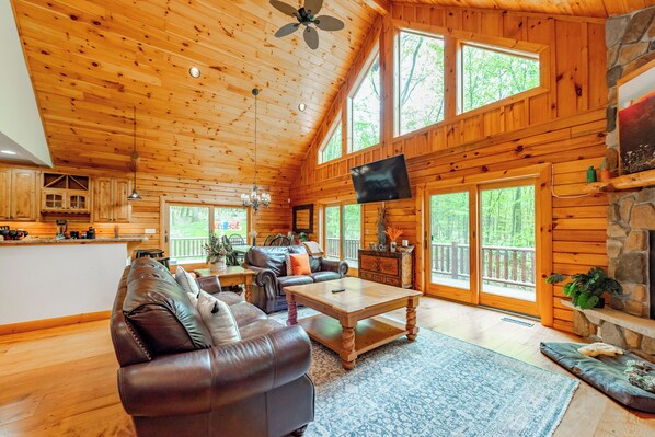 Smart TV, chimenea y futbolito