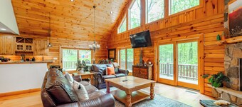 Dog Friendly Mountain Escape w/Fireplace & Hot Tub