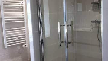 Een douche, handdoeken