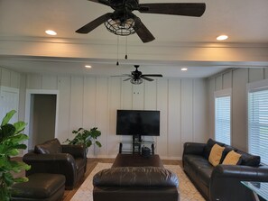Living area - Pleasant Lake House as the perfect get away from your busy day to day (Anahuac)