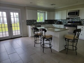 Private kitchen - Pleasant Lake House as the perfect get away from your busy day to day (Anahuac)