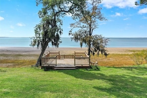 Property grounds - Pleasant Lake House as the perfect get away from your busy day to day (Anahuac)