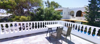 Perissa Art Villa - Kitchen & Washing Machine