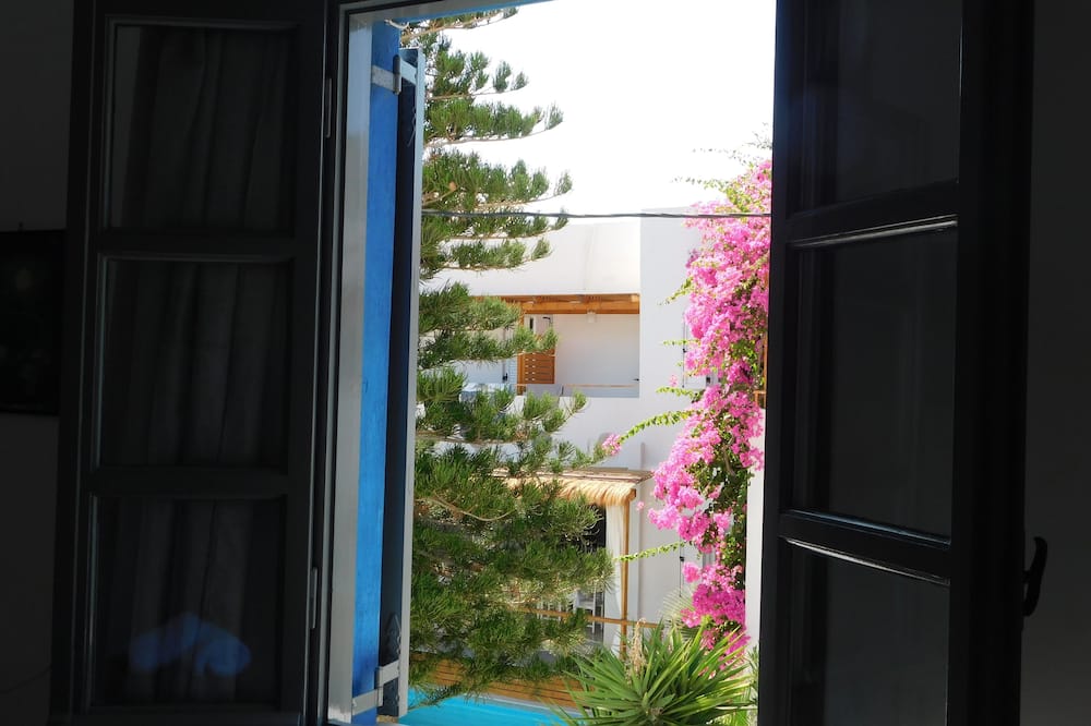 Perissa Art Villa - Kitchen & Washing Machine