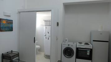 Habitación Deluxe doble, 1 cama de matrimonio, vistas a la ciudad | Zona de estar | Televisión LED de 40 pulgadas con canales digitales, una televisión