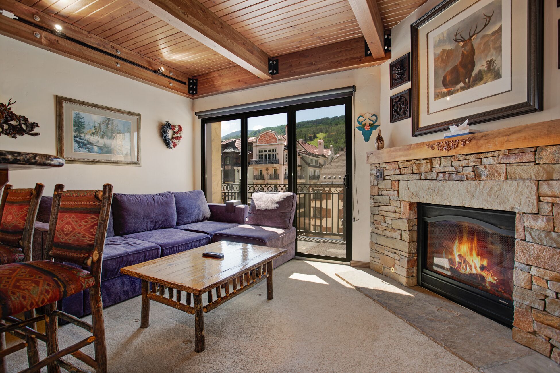 Chic Spacious Townhouse, Walk to Slopes, Heated Pool & Hot Tubs