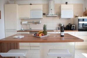 Fridge, microwave, oven, stovetop - Villa Fortuna - private pool, spacious terrace with sea view (Podstrana)