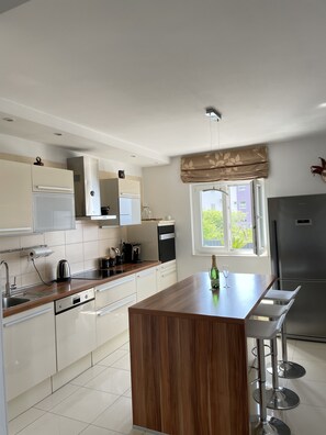 Fridge, microwave, oven, stovetop - Villa Fortuna - private pool, spacious terrace with sea view (Podstrana)