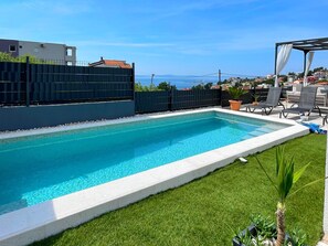Outdoor pool - Villa Fortuna - private pool, spacious terrace with sea view (Podstrana)
