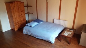 3 bedrooms, desk, iron/ironing board, free WiFi - Isolated house set in vineyards and woods (VALADY)