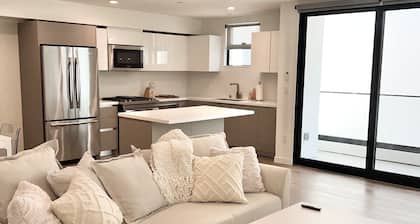 *New* Beautiful Beverly Hills Condo w/ parking