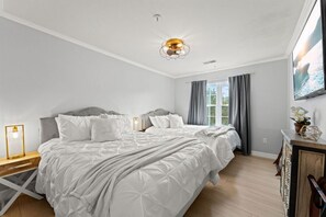 2 Schlafzimmer, Schreibtisch, Bügeleisen/Bügelbrett, Reisekinderbett