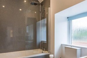 Duschwanne, Komfortbadewanne, Haartrockner, Handtücher