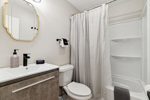 Dusj, hårføner og håndklær