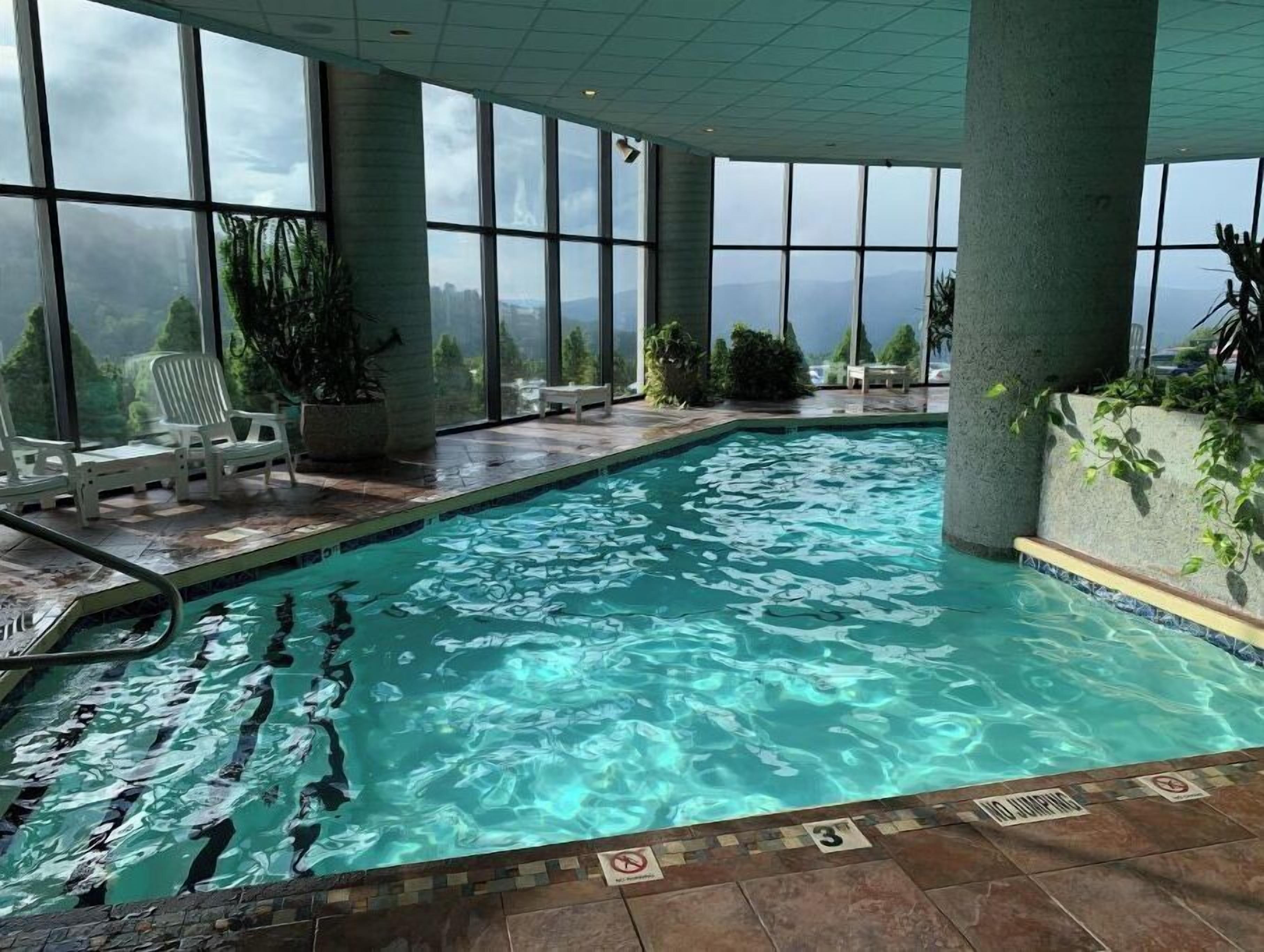 Lämmitetty uima-allas