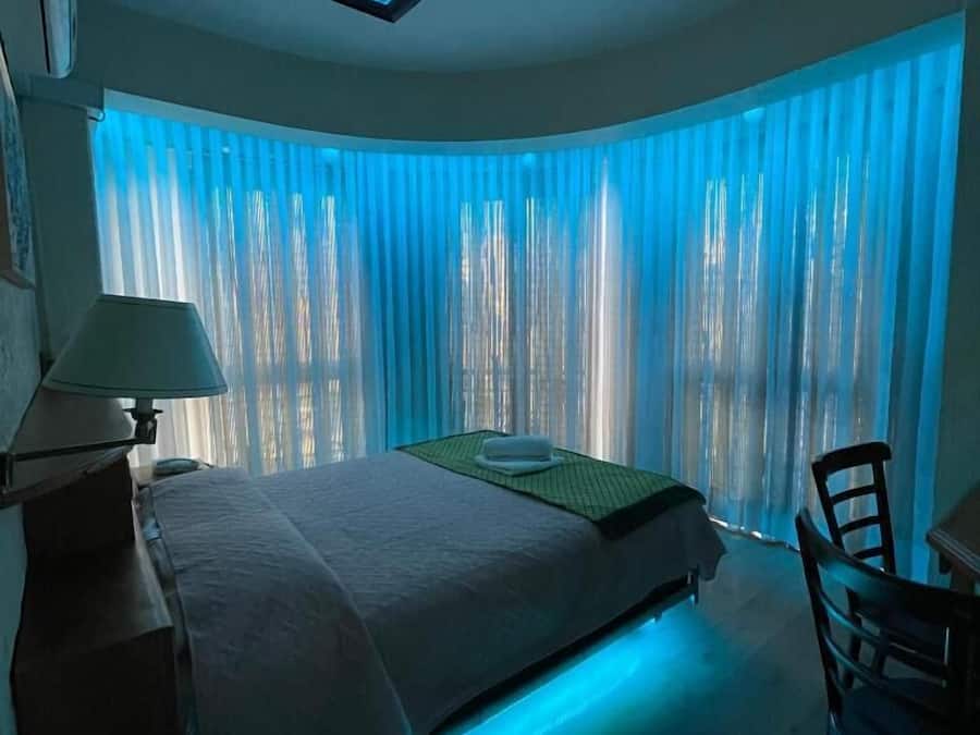 Quarto casal superior | Escrivaninha, espaço de trabalho para notebook, Wi-Fi de cortesia