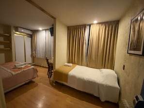 Classic Triple Room | Desk, laptop workspace, free WiFi, bed sheets