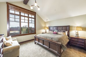 4 bedrooms, desk, free WiFi, bed sheets