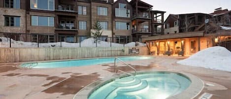 Utendørsbasseng og et oppvarmet basseng